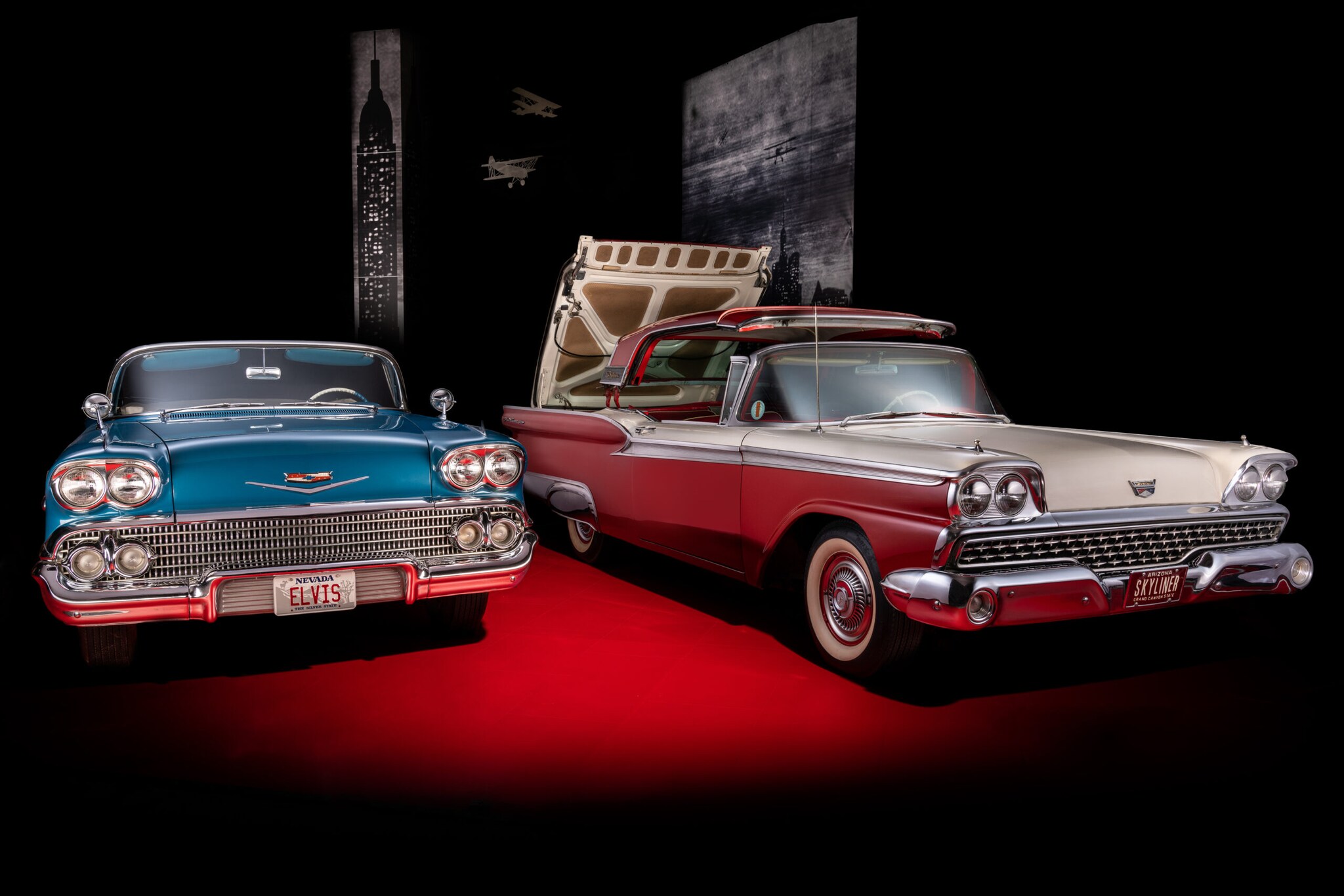 Zwei amerikanische Oldtimer auf einer Ausstellungsfläche