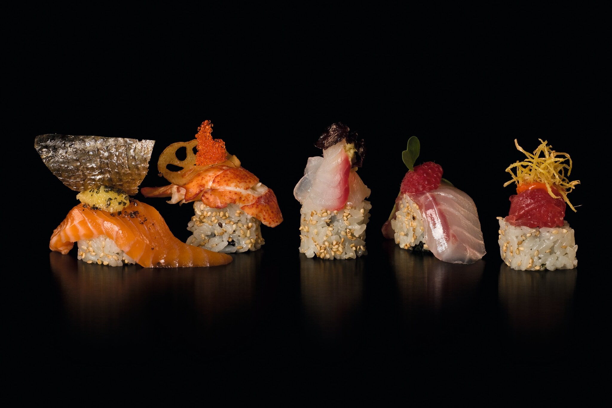 Verschiedene Sushi nebeneinander.