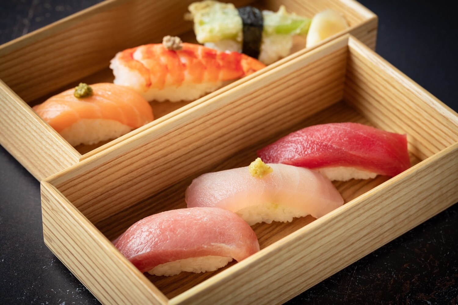 Nigiri Sushi in zwei Holzschalen. Nigiri Sushi in zwei Holzschalen.