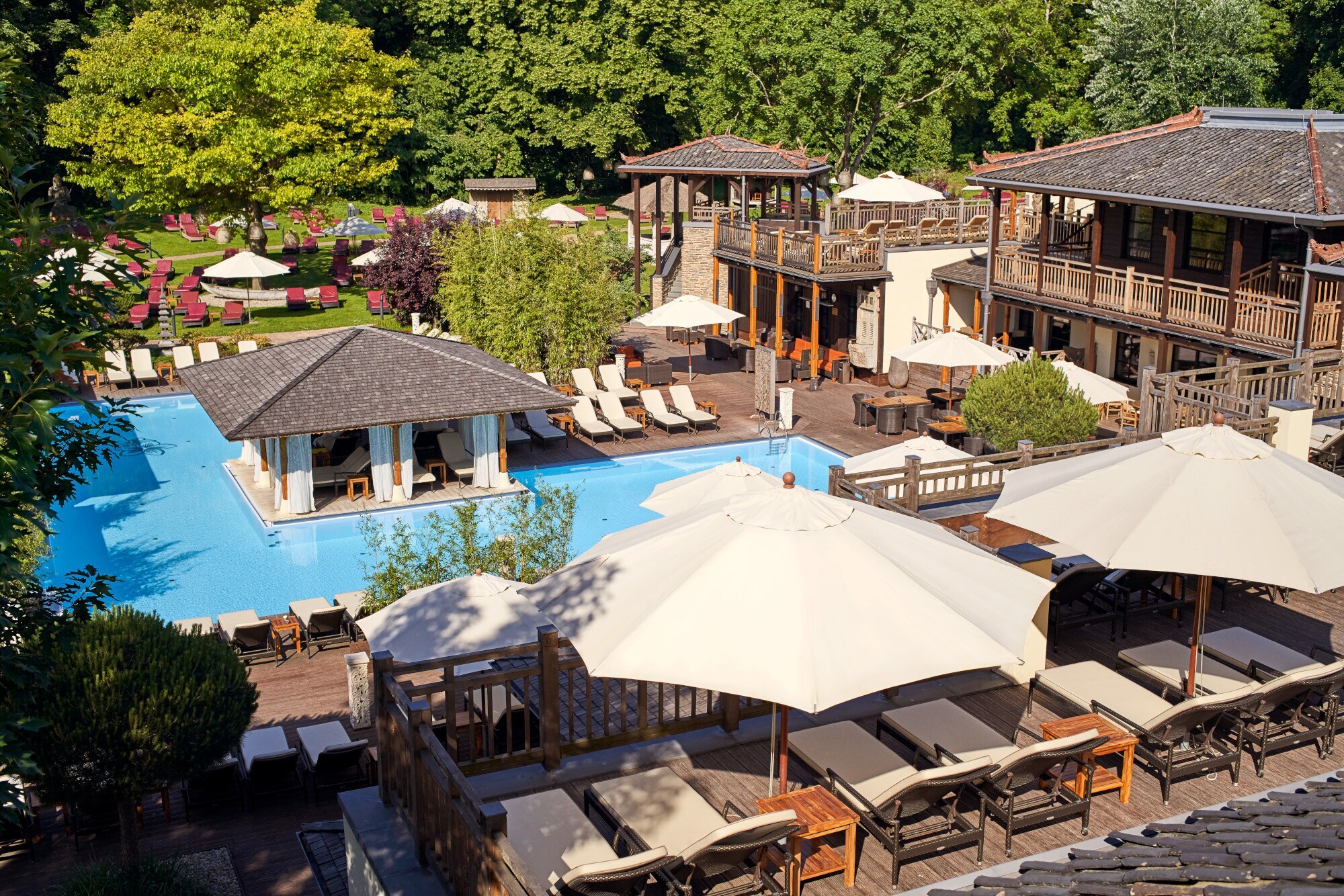 Saunalandschaft mit Pool und Liegen im balinesischen Stil Saunalandschaft mit Pool und Liegen im balinesischen Stil