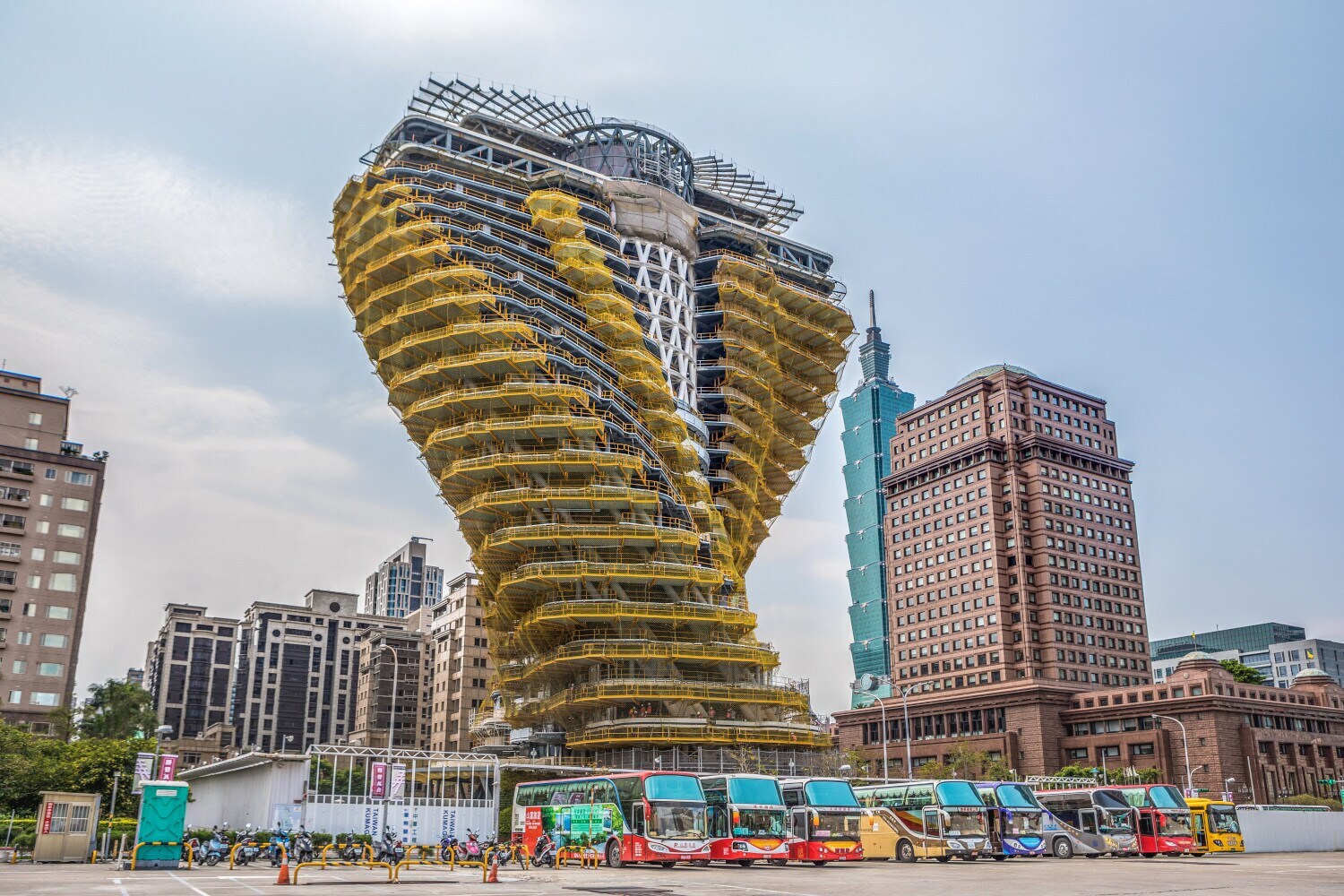 Ein großes Gebäude in einer Stadt