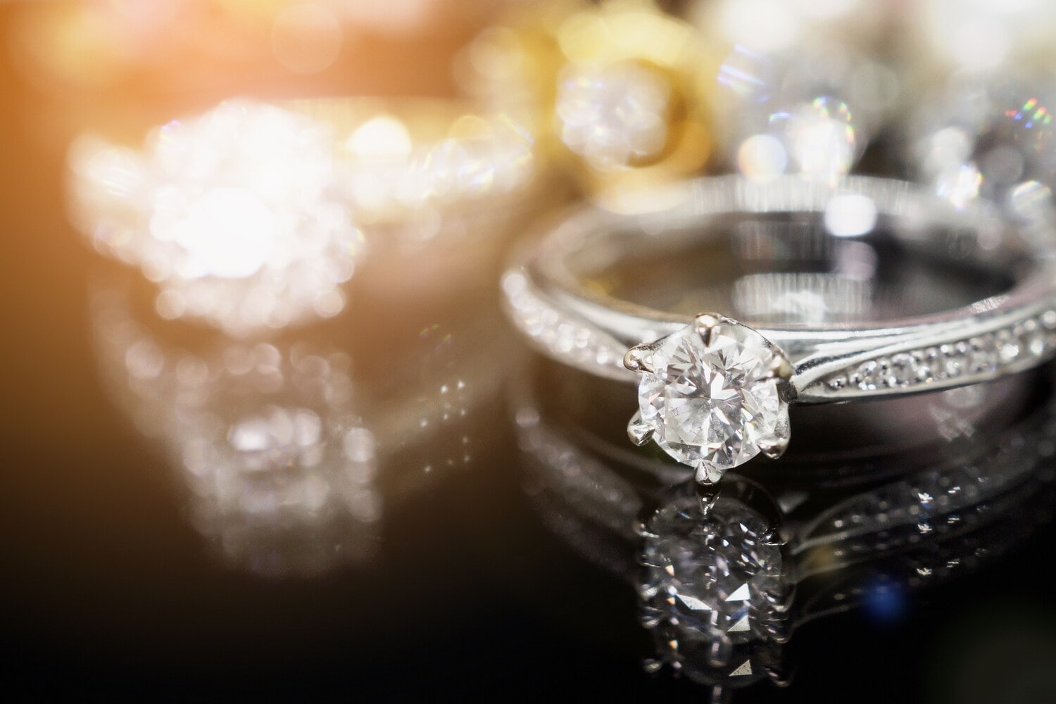 Ein Ring mit einem einzelnen Brillanten. Ein Ring mit einem einzelnen Brillanten.