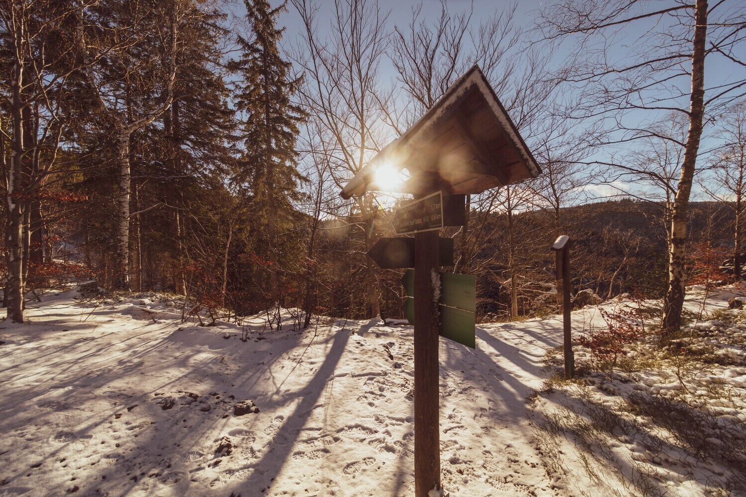 Ein Wanderweg mit Wegeschildern im Winter Ein Wanderweg mit Wegeschildern im Winter