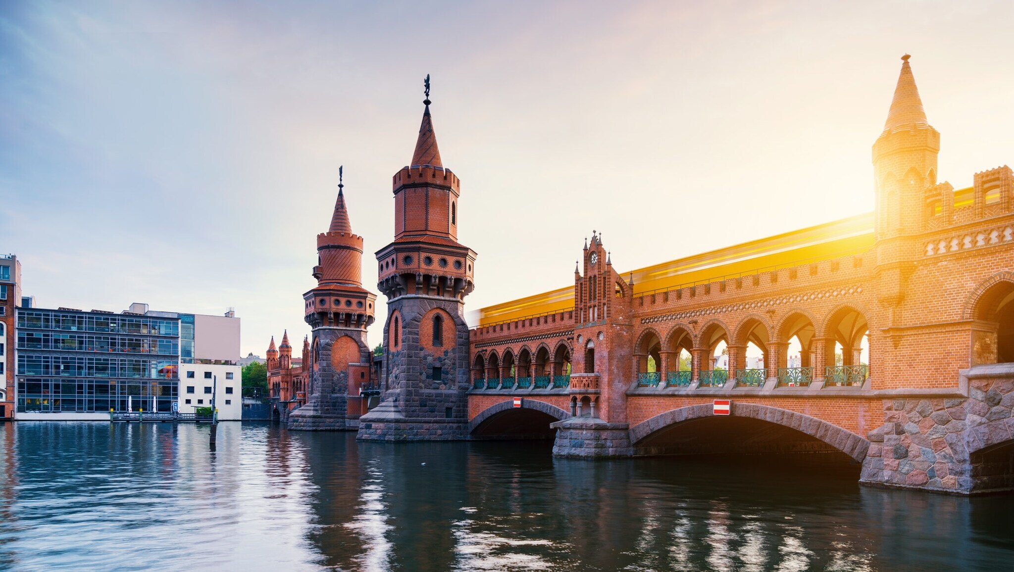 Die Oberbaumbrücke in Berlin