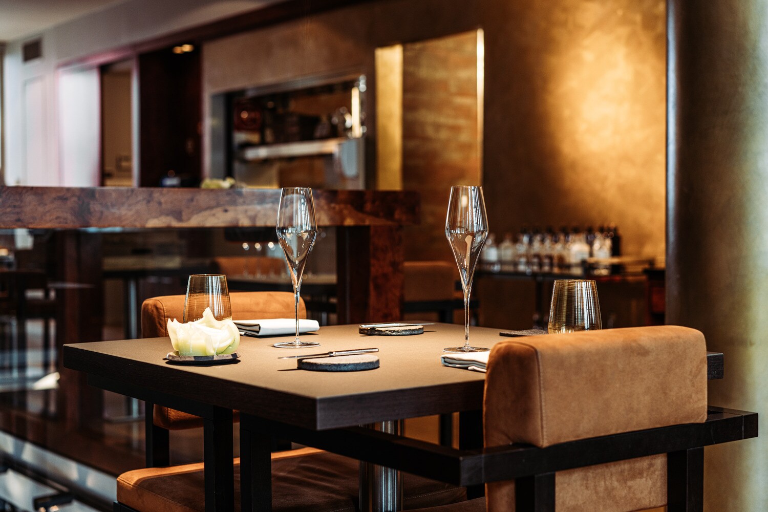 Ein gedeckter Tisch mit Weingläsern und Tischdeko