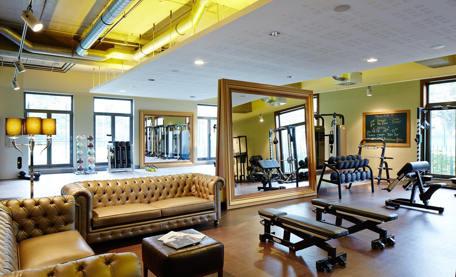 Fitnessraum mit Ledersofas im Aspira Uhlenhorst.