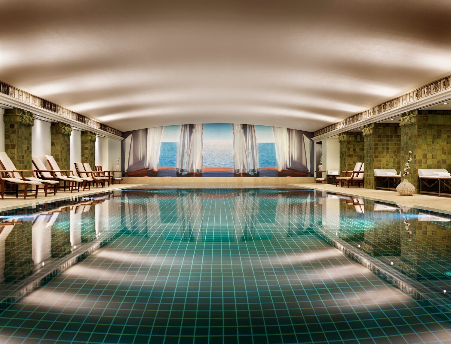 Der Pool im Spa des Park Hyatt Hamburg.