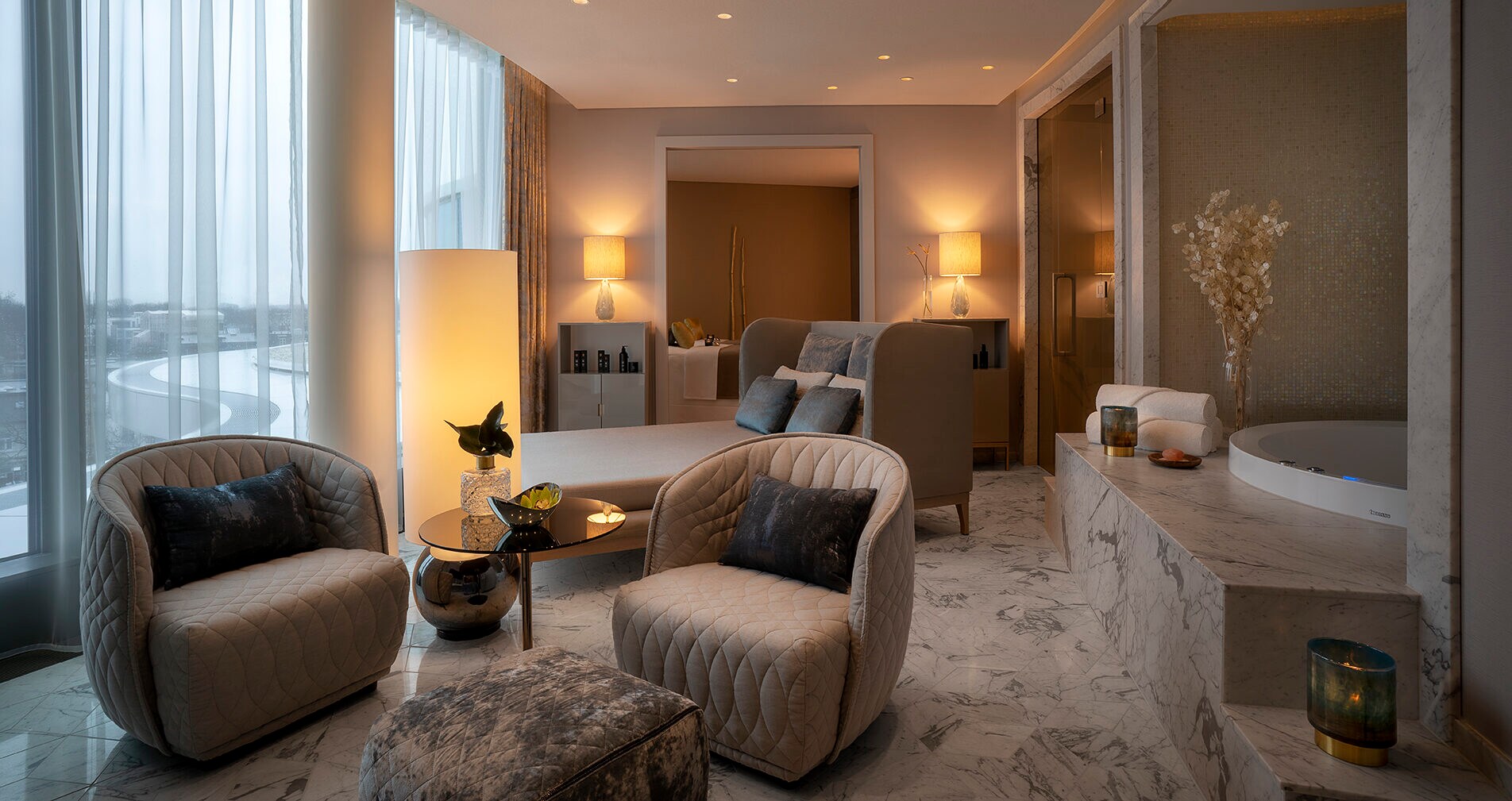 Gemütliche Sessel und eine Wanne im Fontenay Private Spa. Gemütliche Sessel und eine Wanne im Fontenay Private Spa.