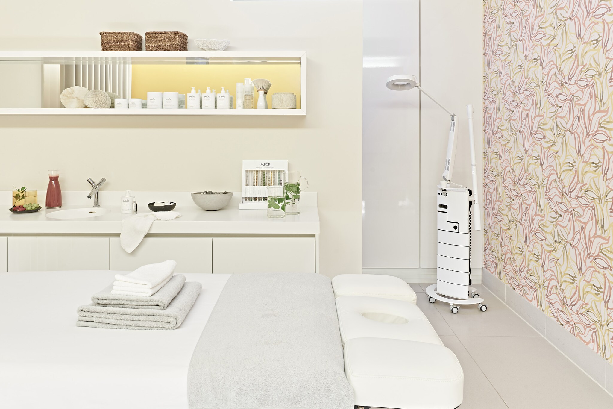 Eine Massageliege in einem Behandlungszimmer des SIDE Hotel Spas.