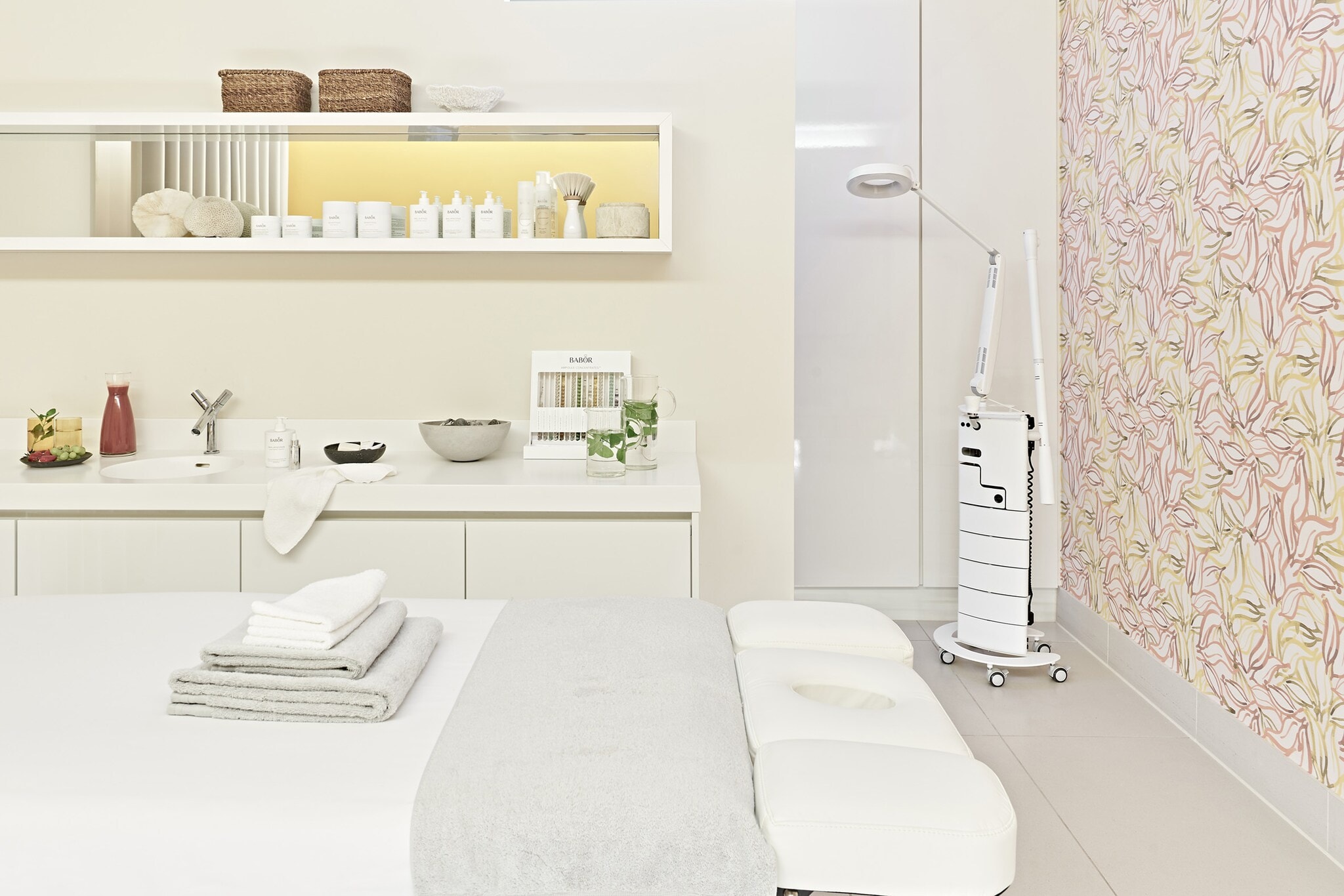 Eine Massageliege in einem Behandlungszimmer des SIDE Hotel Spas. Eine Massageliege in einem Behandlungszimmer des SIDE Hotel Spas.