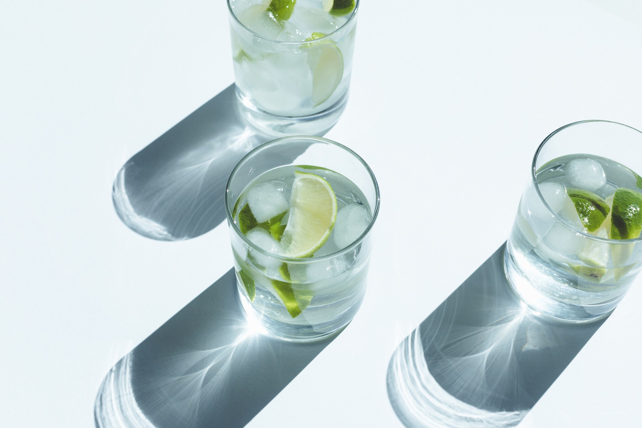 Gin Tonic im Glas mit Eiswürfeln und Limette. Gin Tonic im Glas mit Eiswürfeln und Limette.