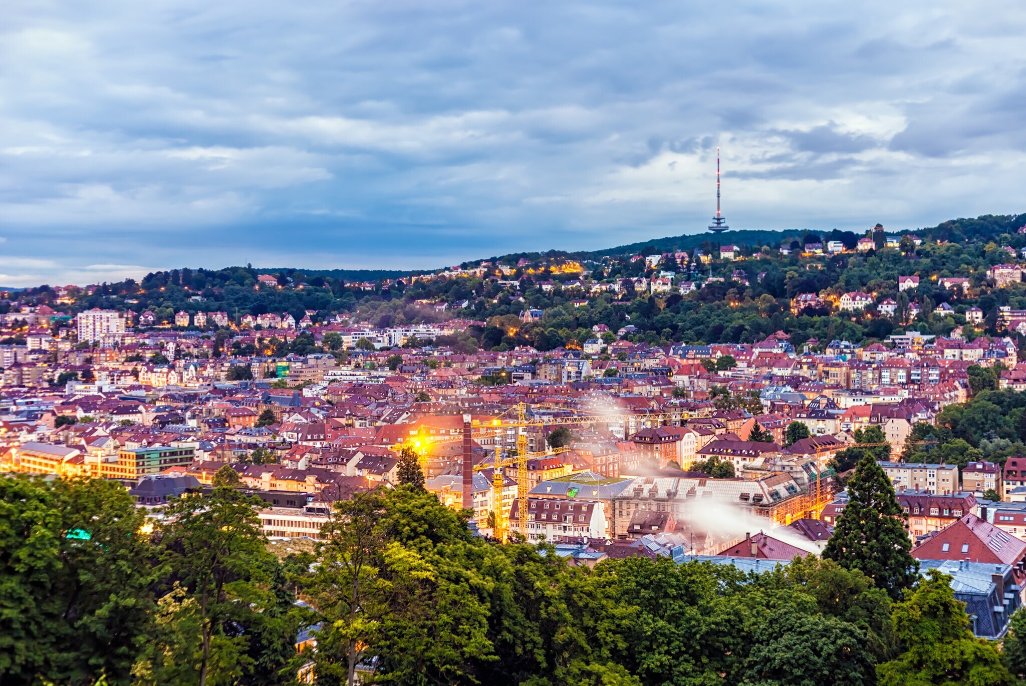 Blick auf Stuttgart von oben bei Sonnenuntergang.