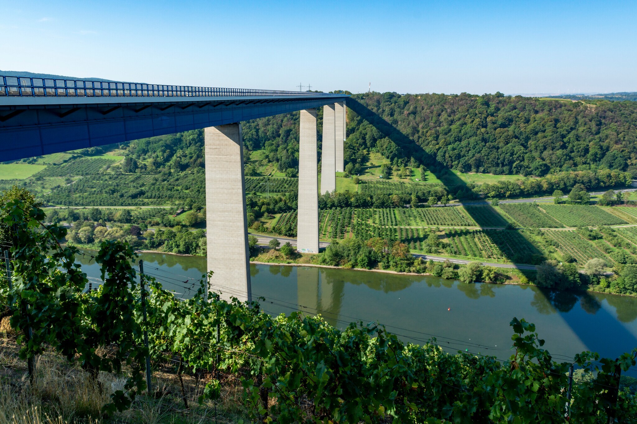 Blick auf die hohe Autobahnviaduktbrücke über das Moseltal und Weinberge. Blick auf die hohe Autobahnviaduktbrücke über das Moseltal und Weinberge.