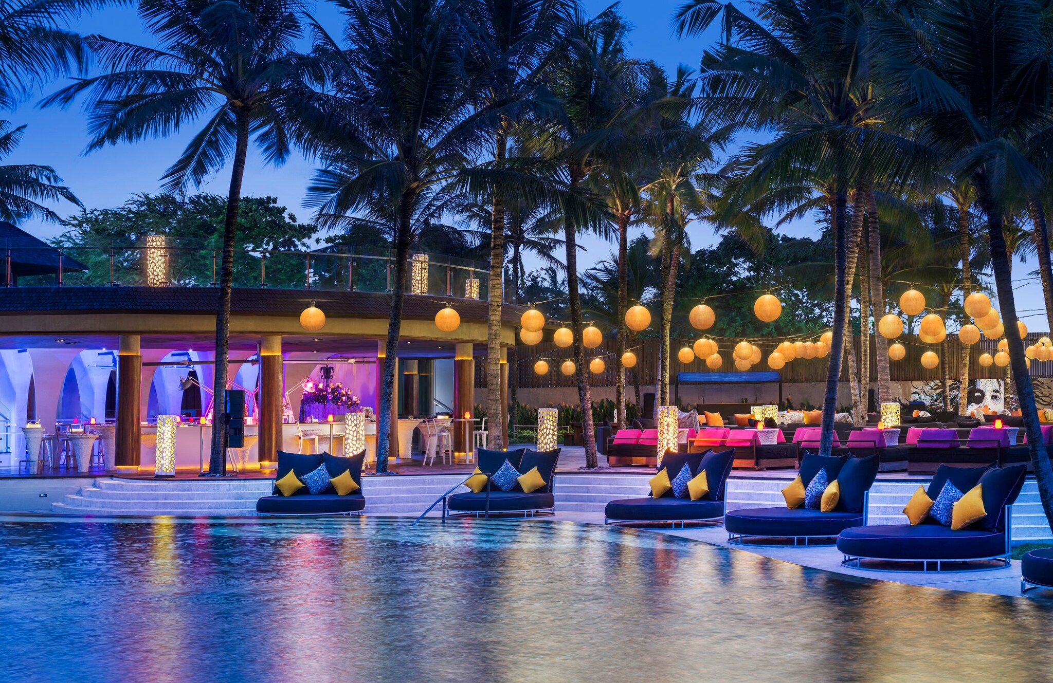 Außenpool des W Bali – Seminyak am Abend mit stimmungsvoller Beleuchtung. Außenpool des W Bali – Seminyak am Abend mit stimmungsvoller Beleuchtung.