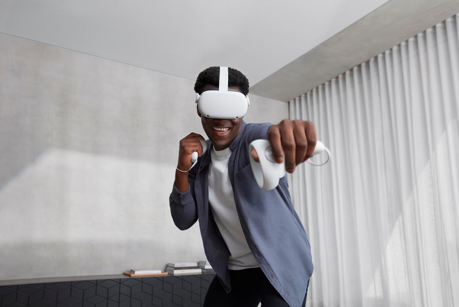 Ein Mann spielt mit der VR-Brille Oculus Quest 2 ein virtuelles Game.
