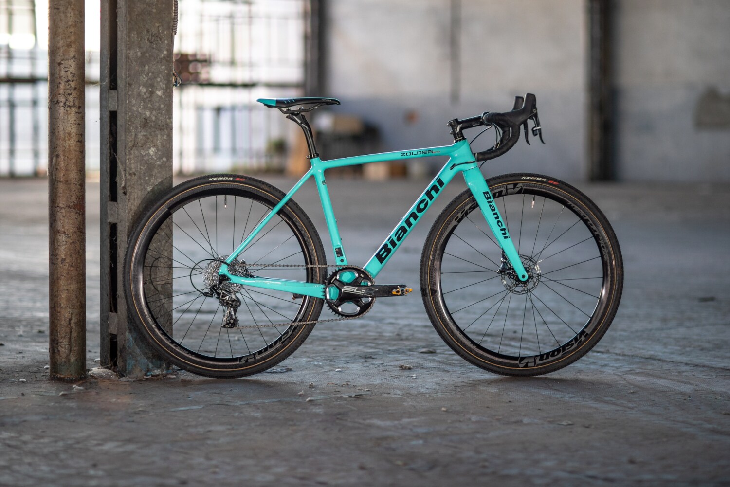 Ein Fahrrad von Bianchi steht in einer leeren Halle Ein Fahrrad von Bianchi steht in einer leeren Halle