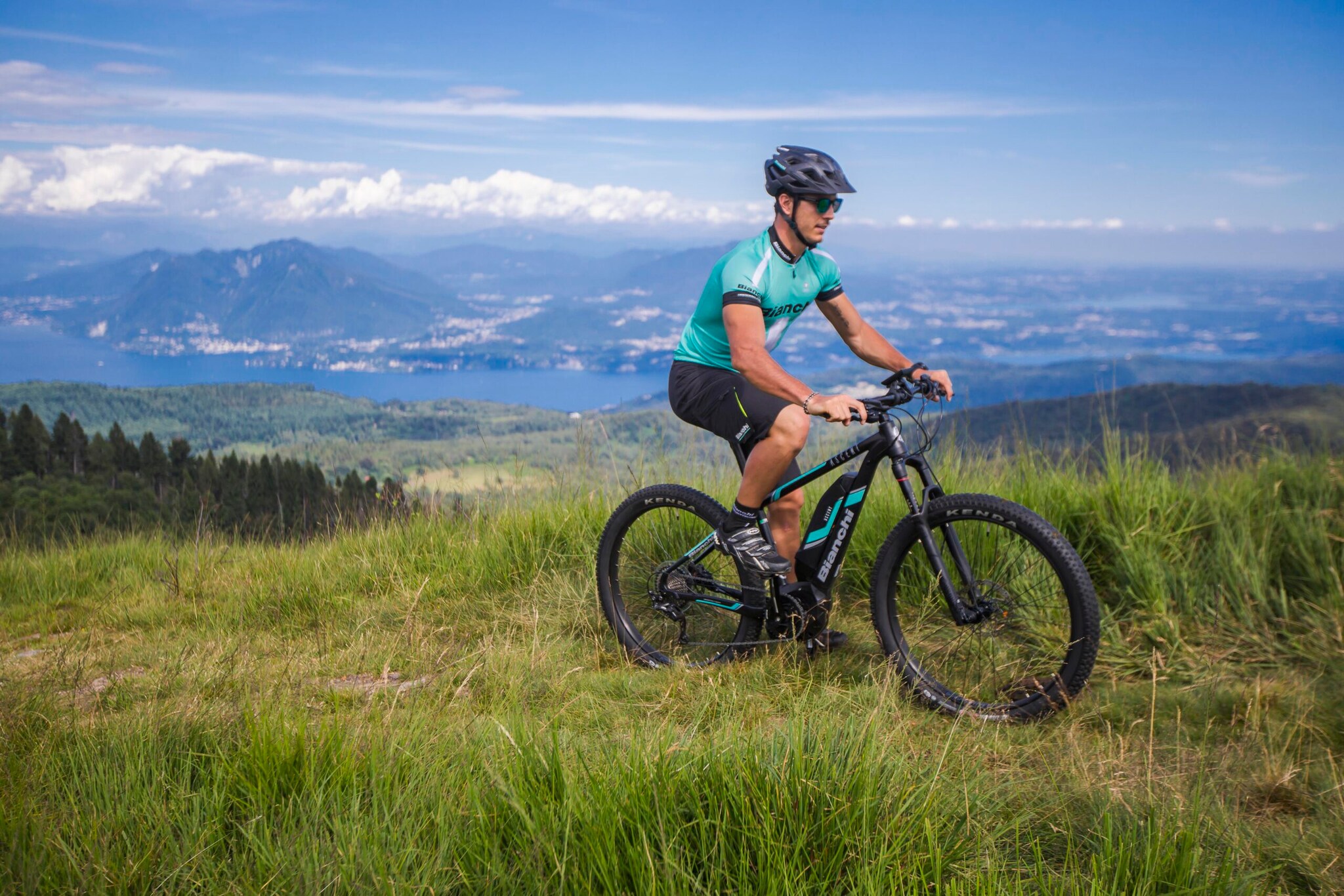 Ein Mann fährt in Sportkleidung durch das Gelände