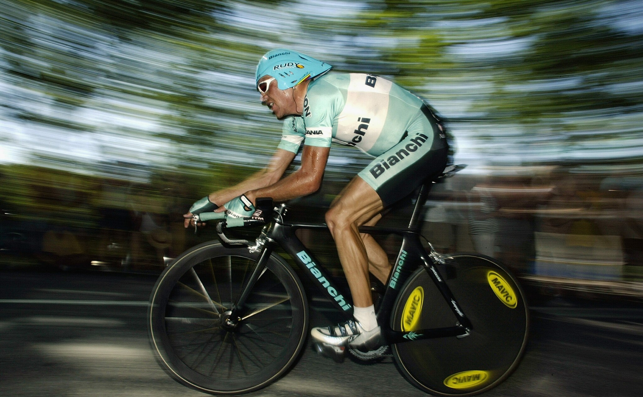 Jan Ullrich auf einem Rennrad von Bianchi.