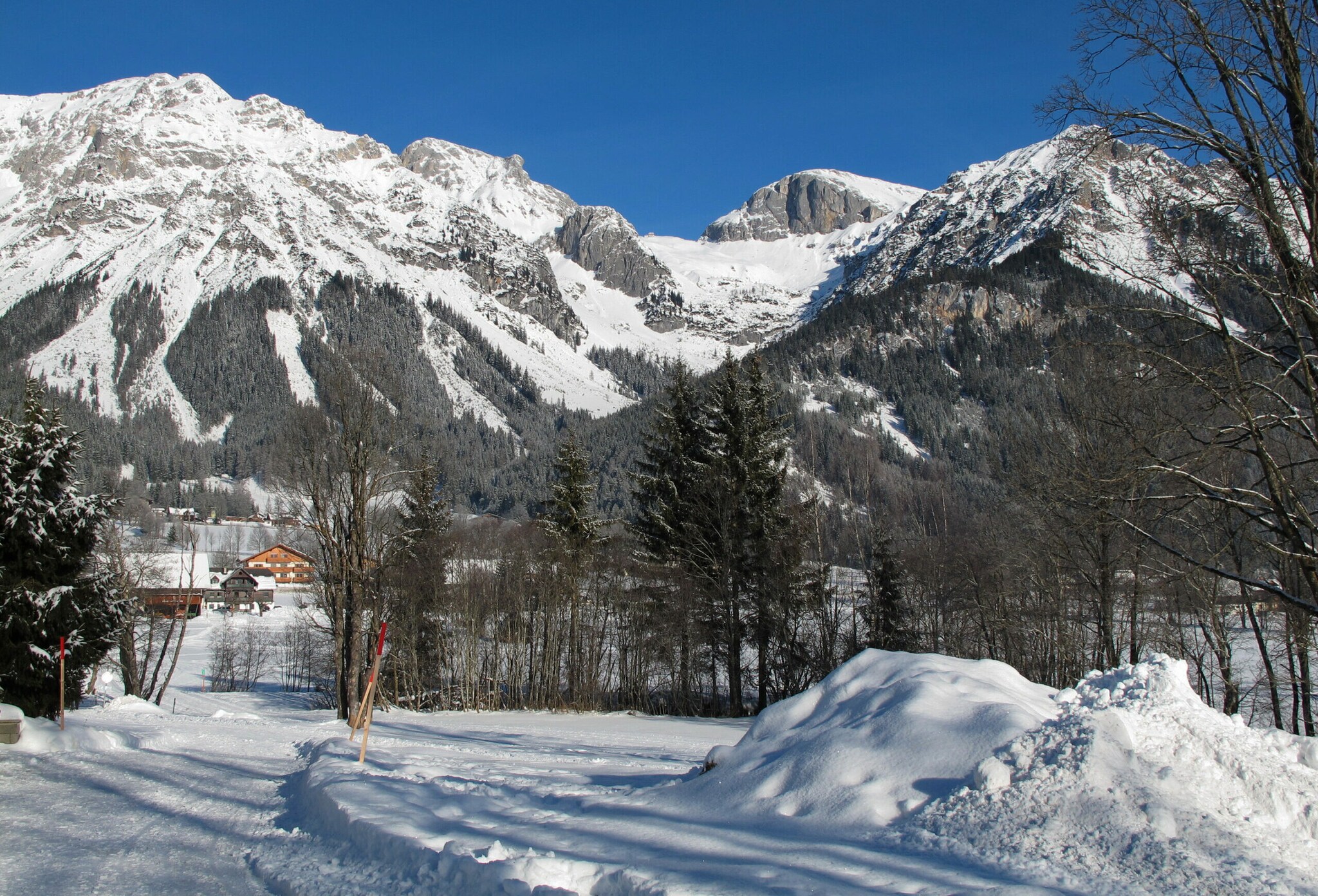 Verschneite Landschaft in Ramsau am Dachstein.