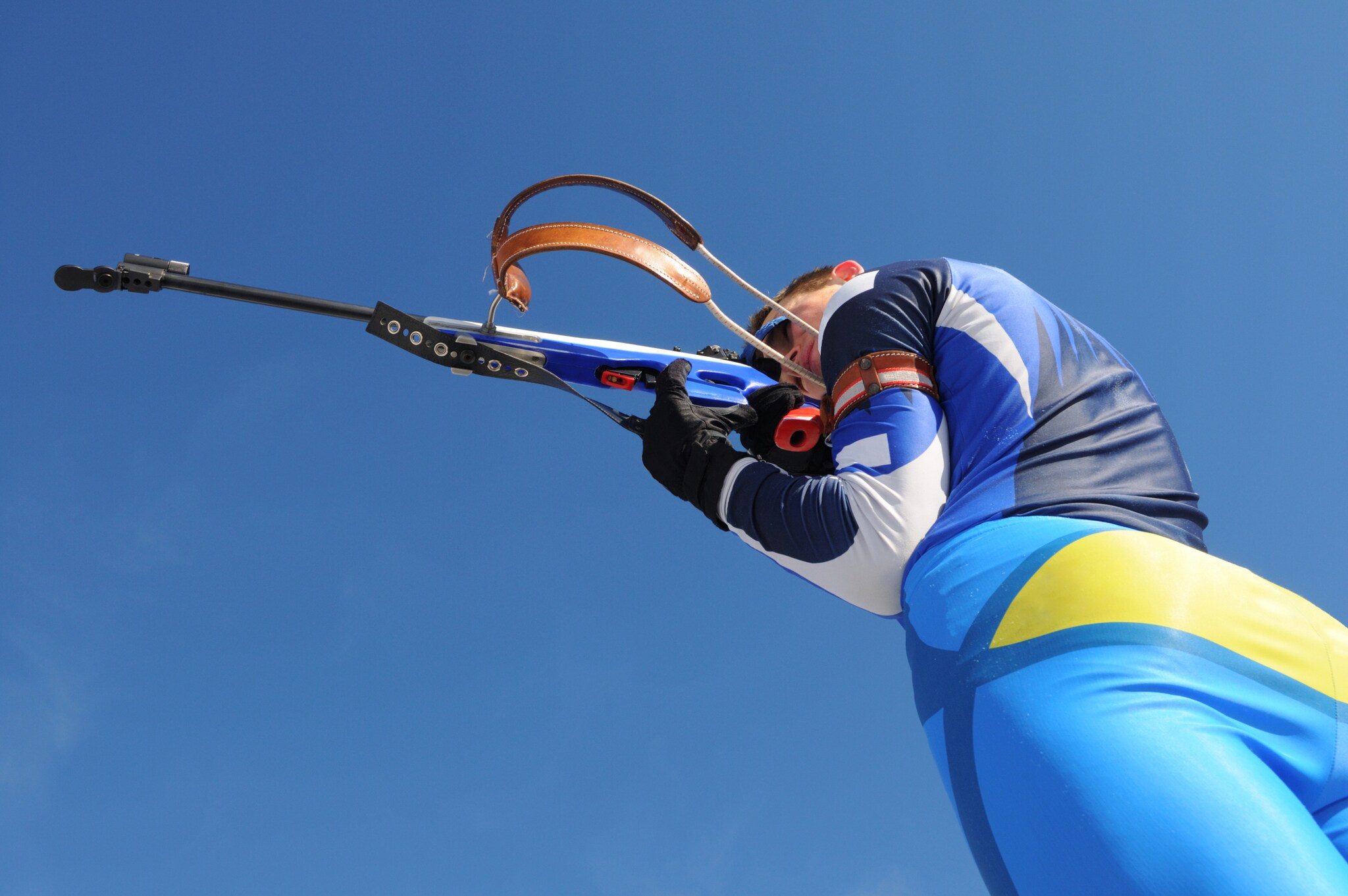 Ein männlicher Biathlon-Teilnehmer beim Schießen.