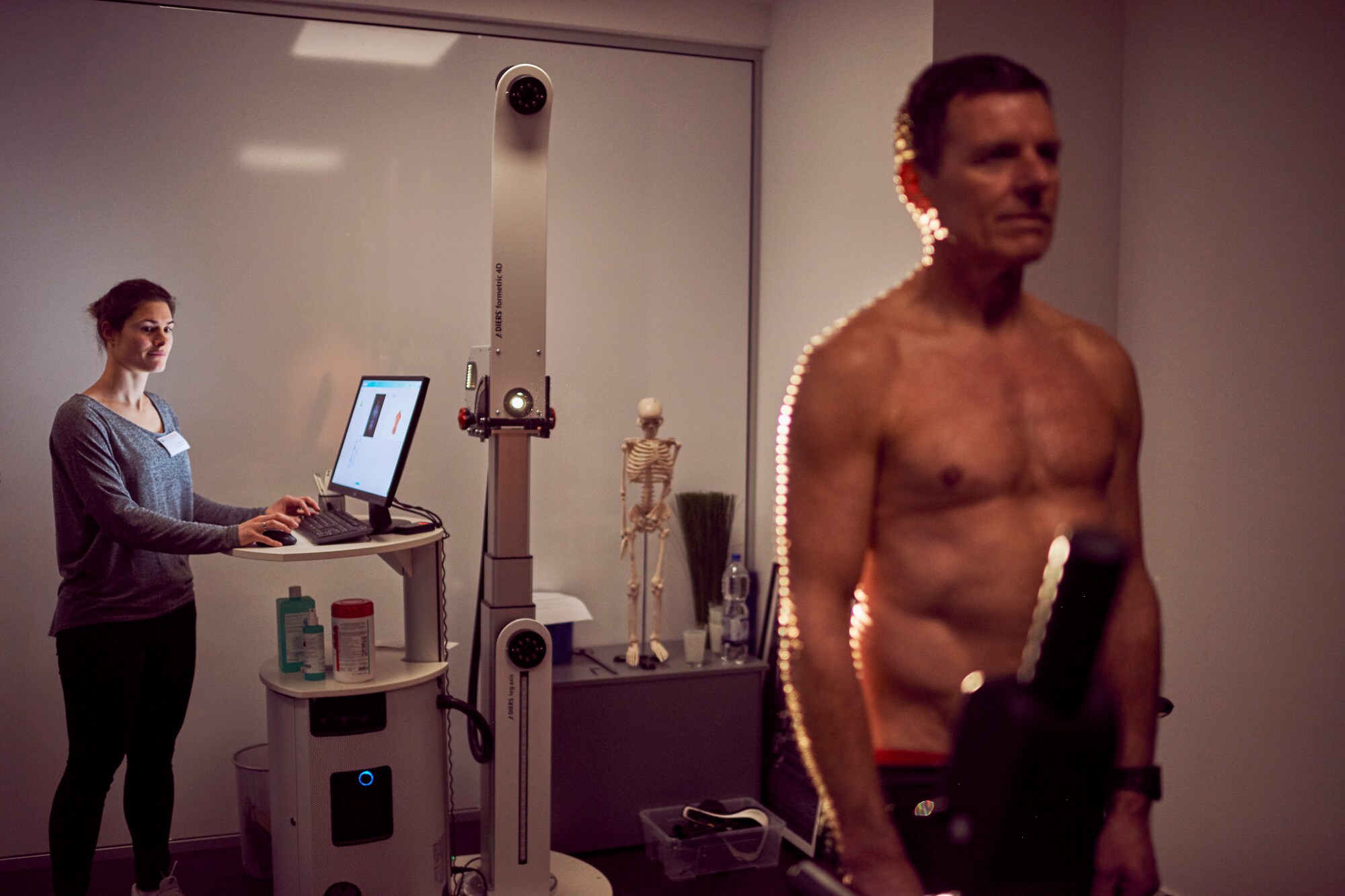 Der Körper eines Mannes wird mit einer technischen Einrichtung vermessen