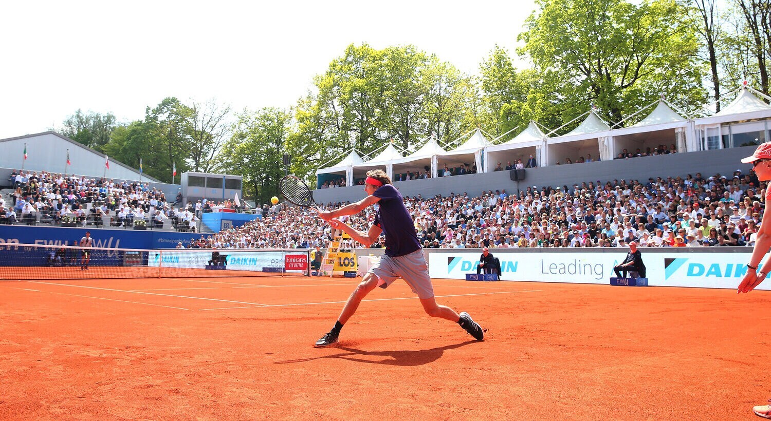 Tennisspieler Alexander Zverev auf dem Tennisplatz, im Hintergrund Zuschauer.