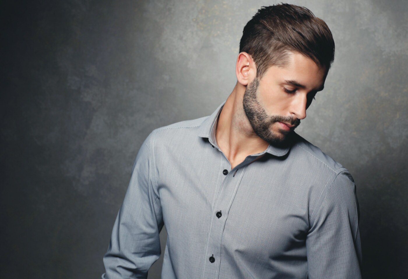 Ein Mann trägt ein graues Hemd