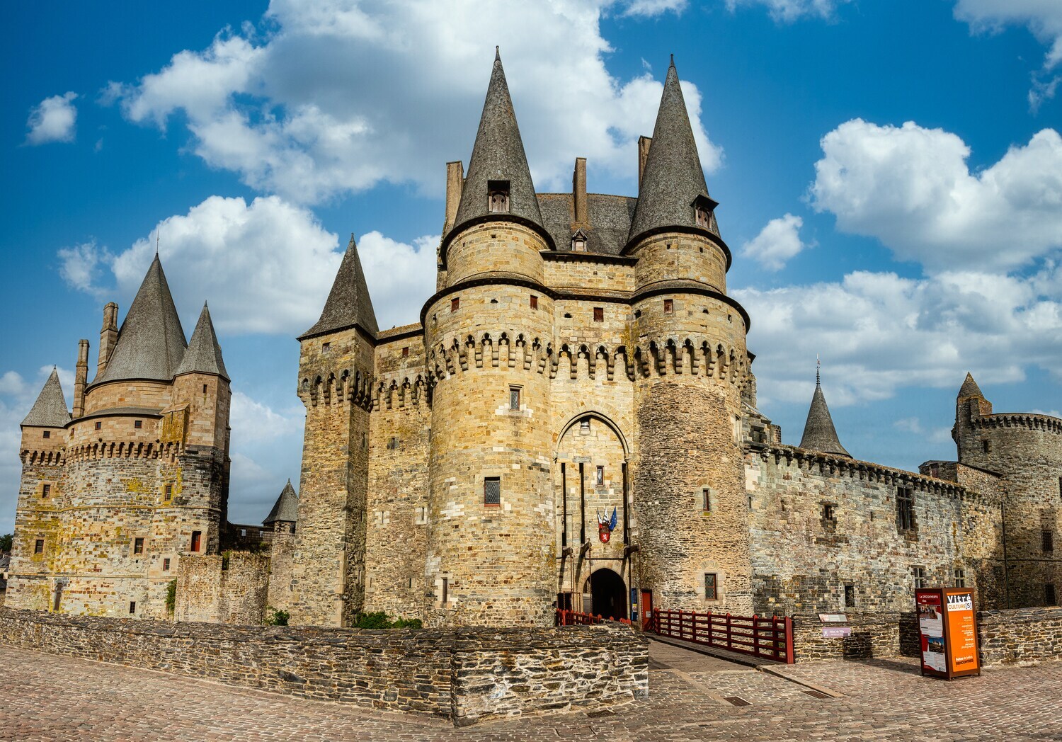 Eine Burganlage mit spitzen Türmen aus dem frühen Mittelalter Eine Burganlage mit spitzen Türmen aus dem frühen Mittelalter