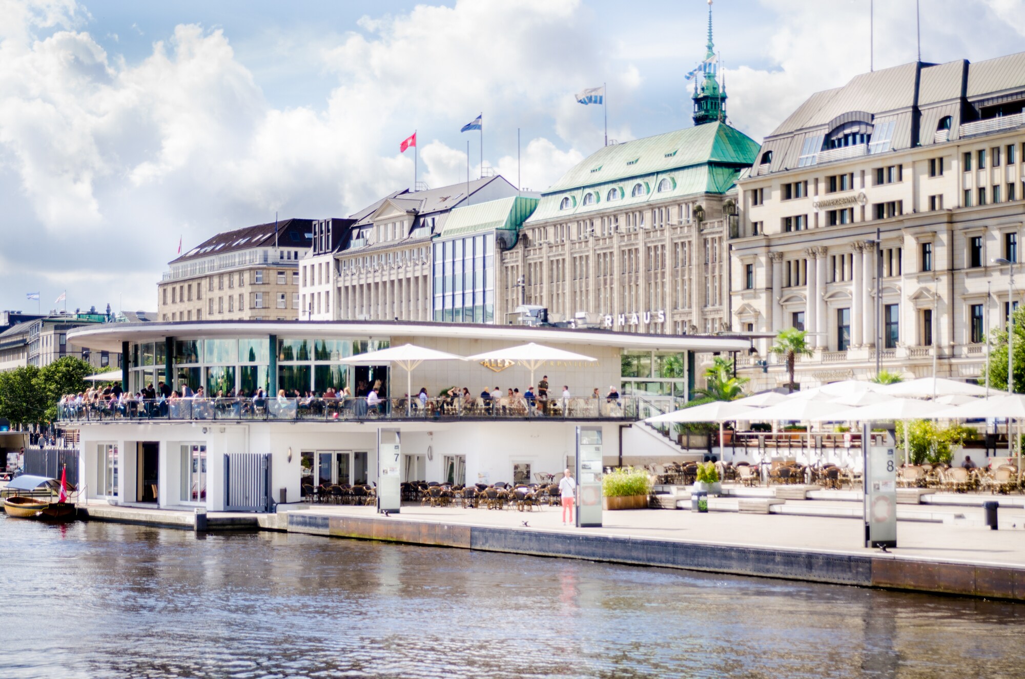 Das Café Alex im Alsterpavillon vom Wasser aus fotografiert.