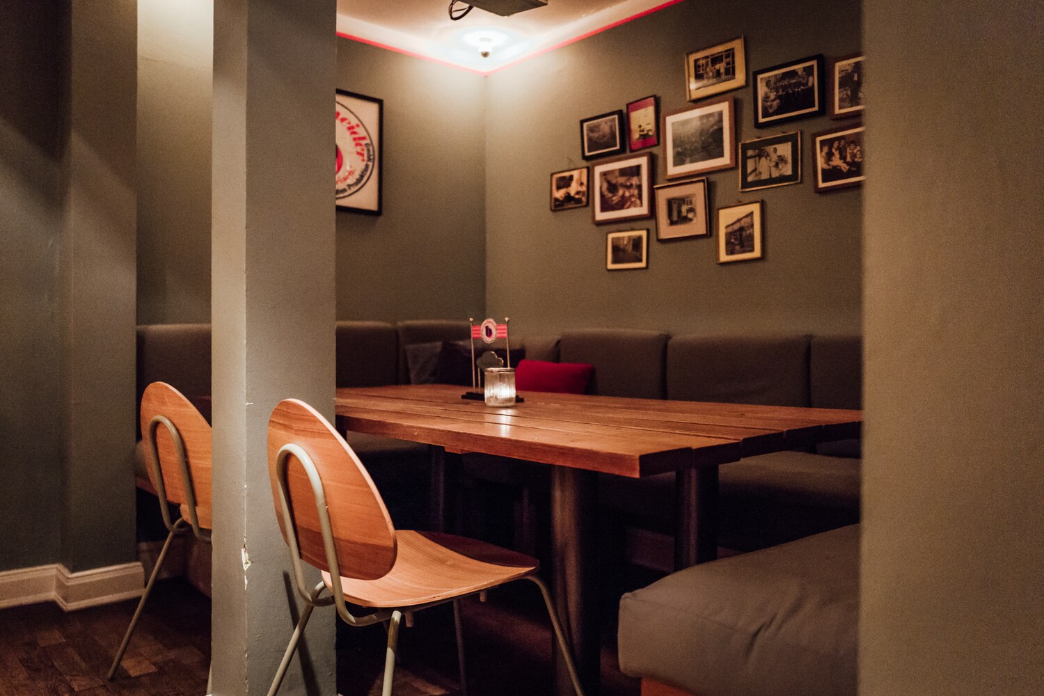 Tisch mit umlaufender Bank im Berta Emil Richard Schneider.