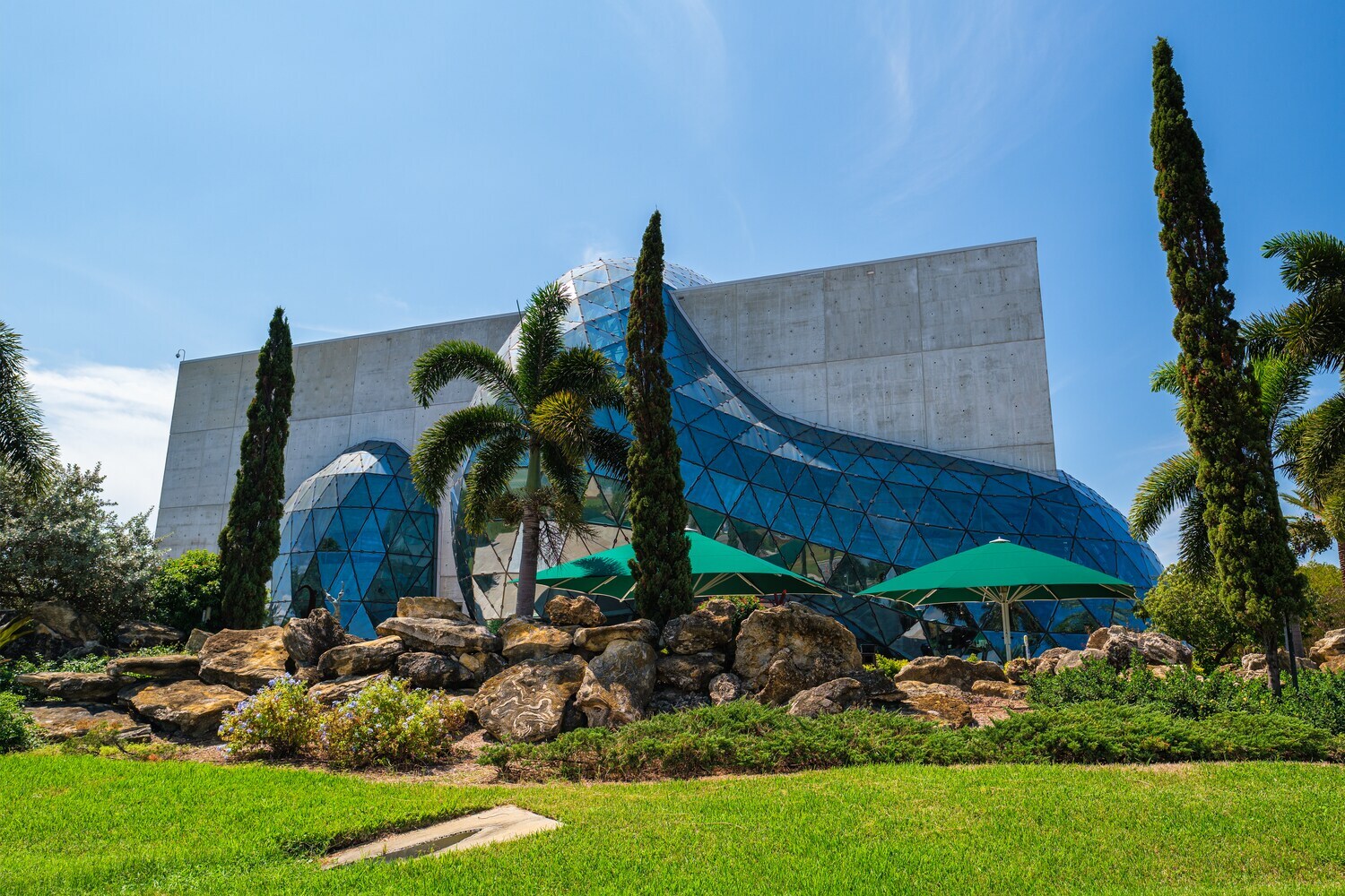 Das moderne Gebäude des Dalí Museums mit organischem Glasdach in St. Petersburg