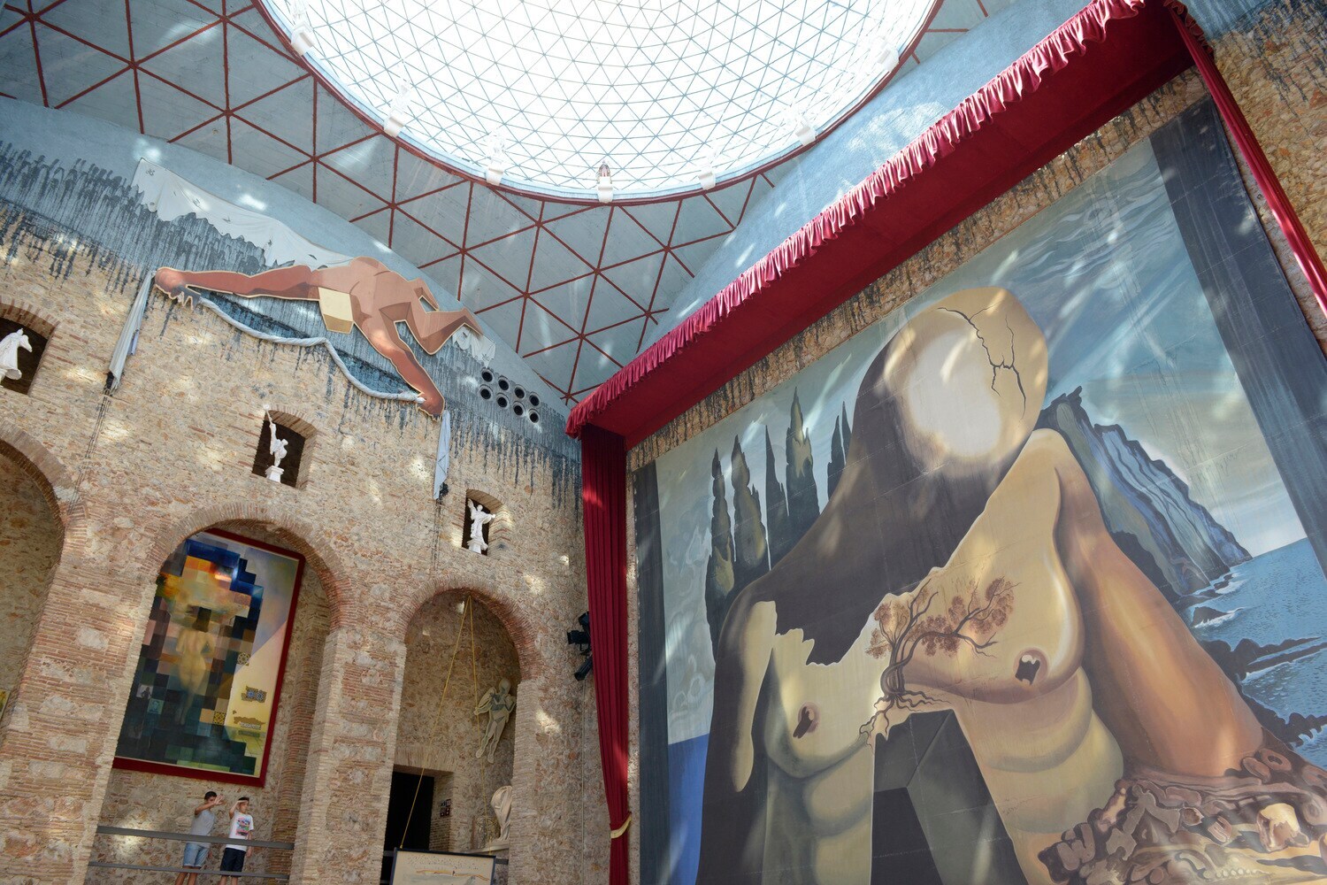 Eingangshalle des Dalí-Museums mit Glaskuppel und großem Wandgemälde