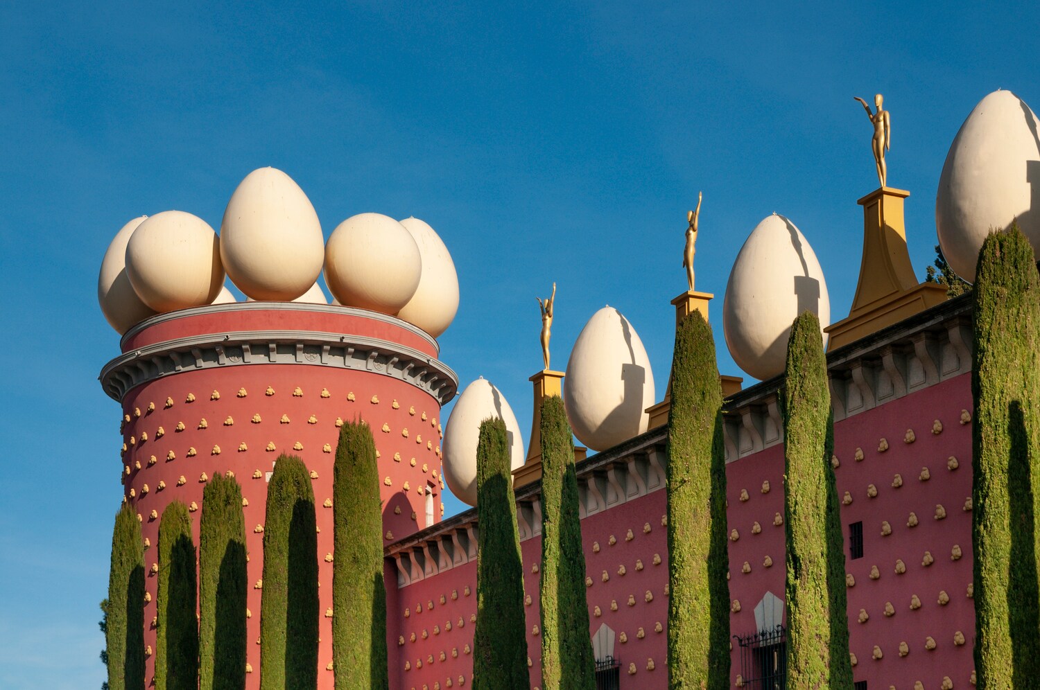 Dach des Dalí-Museums mit Eier-Skulpturen und goldenen Figuren