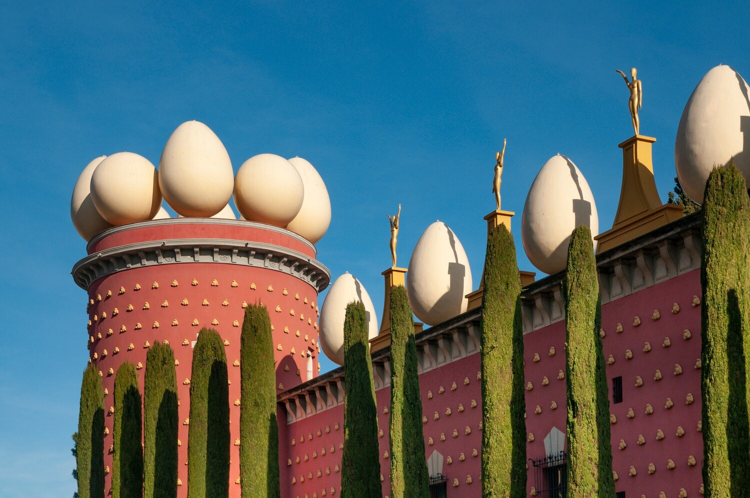 Dach des Dalí-Museums mit Eier-Skulpturen und goldenen Figuren Dach des Dalí-Museums mit Eier-Skulpturen und goldenen Figuren