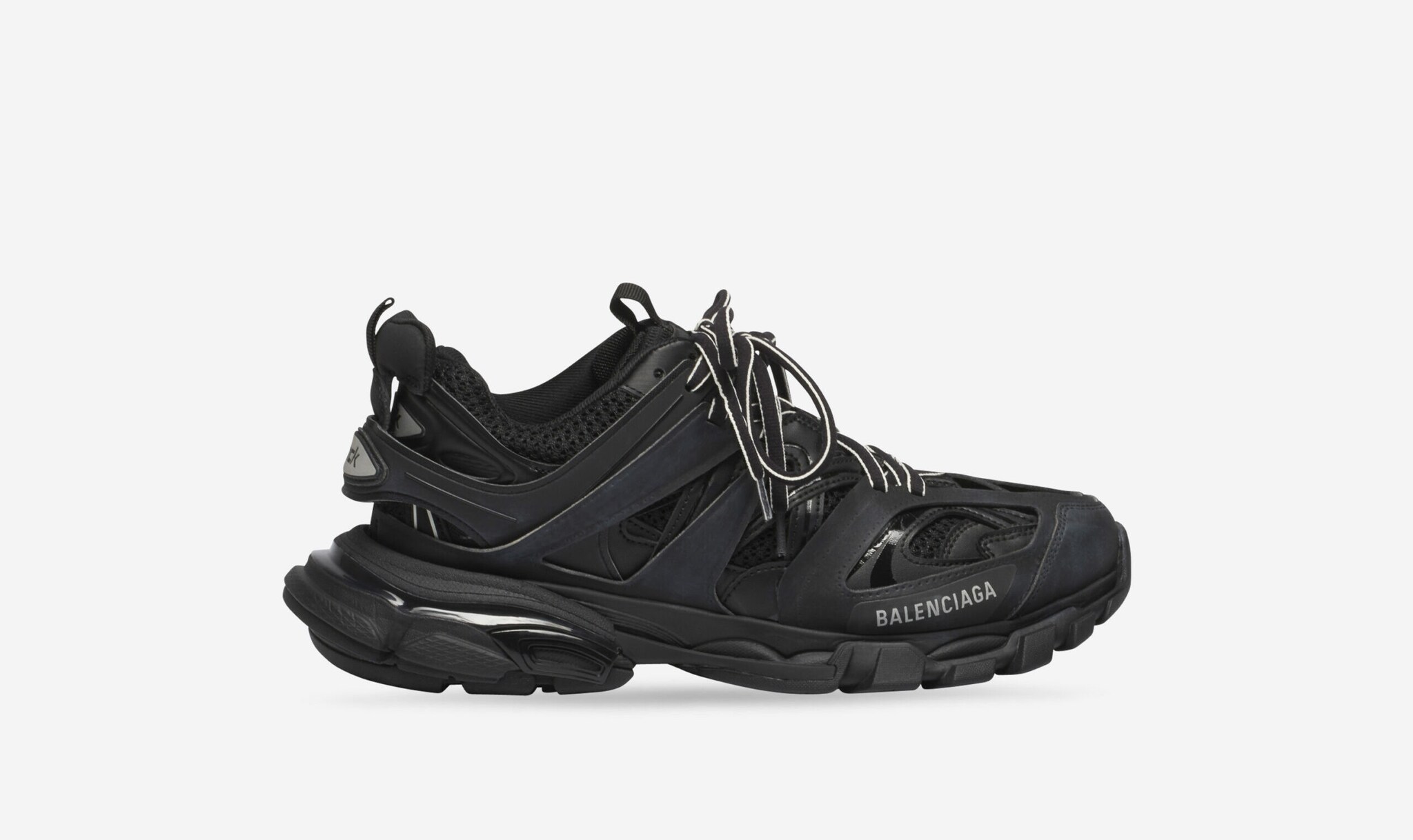 Ein schwarzer Turnschuh von Balenciaga.