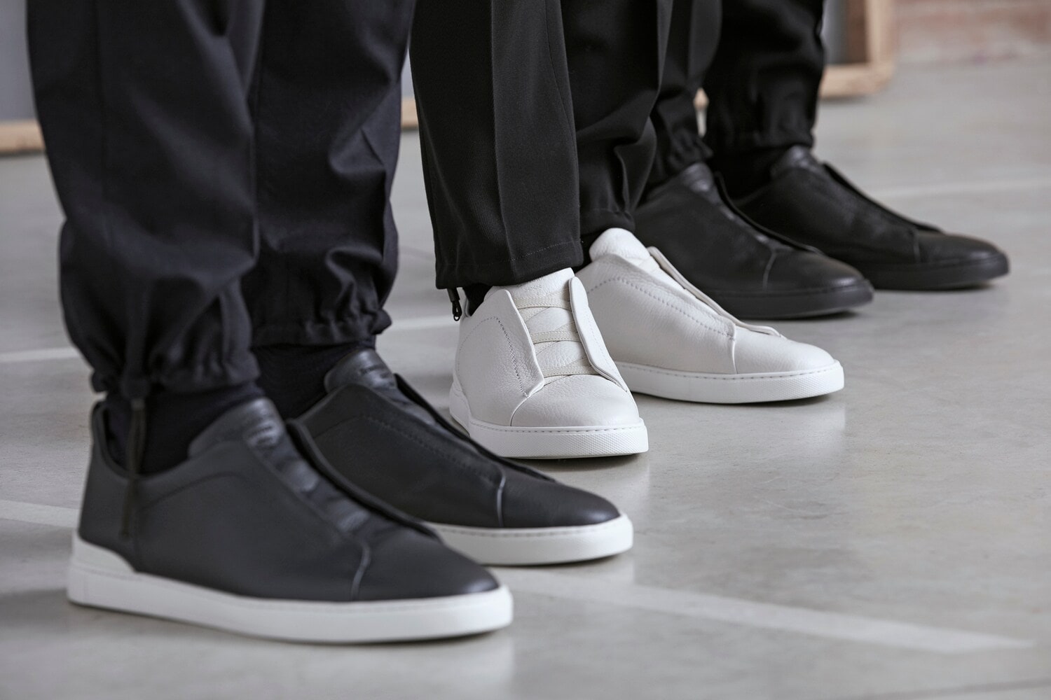 Detailaufnahme von drei Menschen mit eleganten Turnschuhen. Detailaufnahme von drei Menschen mit eleganten Turnschuhen.