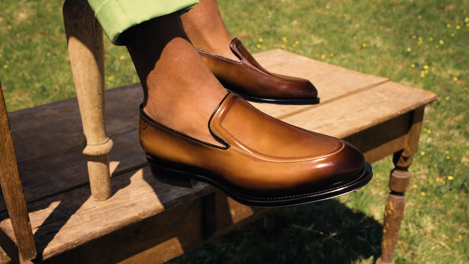 Männerfüße ohne Socken in einem Herrenschuh.