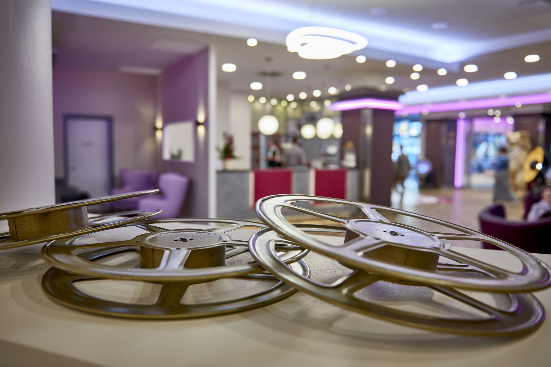 In der Lobby des Hollywood Media Hotels liegen leere Filmrollen.