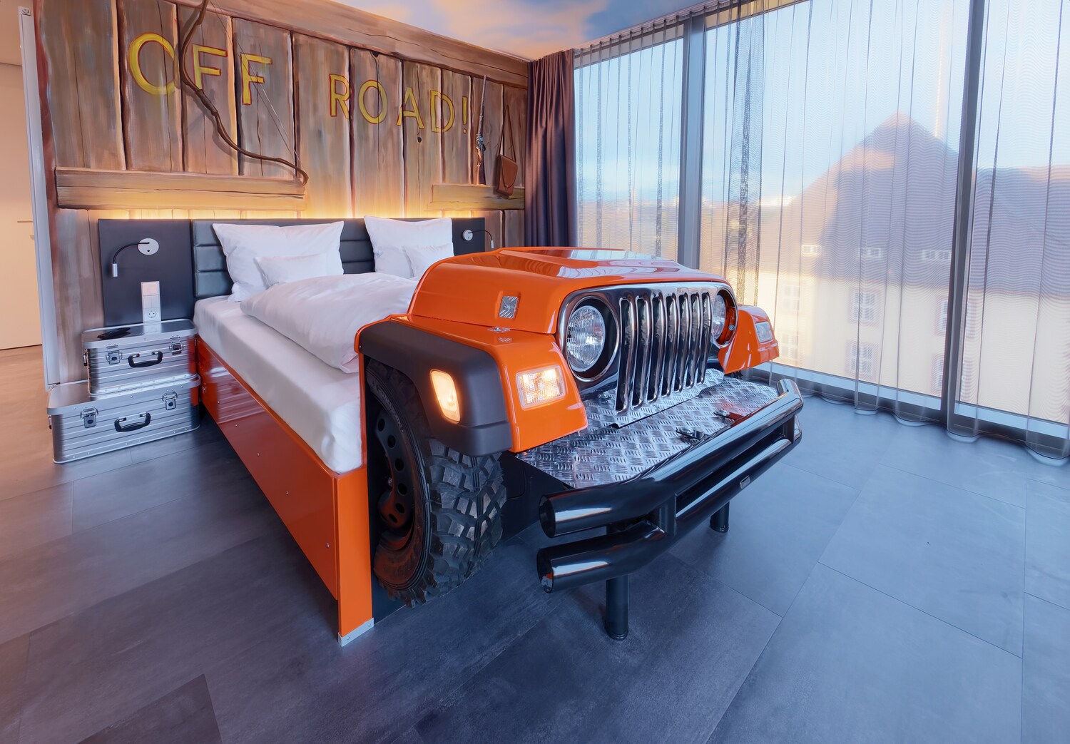 Hotelzimmer im Hotel V8 mit der Front eines Pickuptrucks als Bettende. Hotelzimmer im Hotel V8 mit der Front eines Pickuptrucks als Bettende.