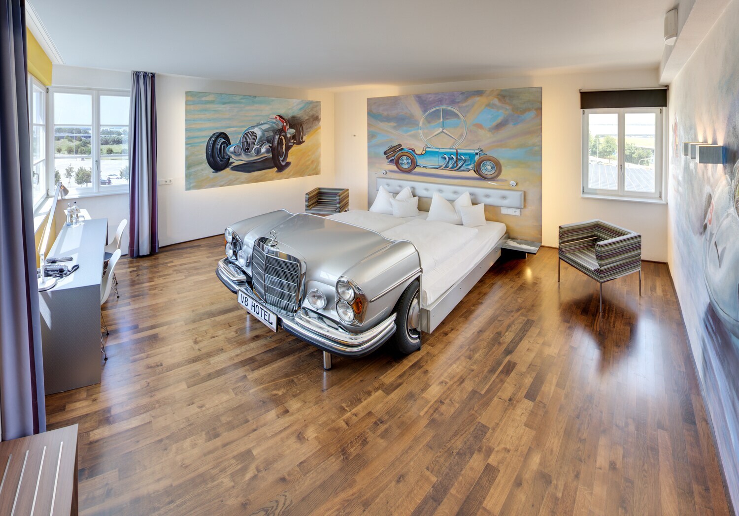 In der Mercedes-Suite im V8 Hotel ist das Bett um einen halben Mercedes erweitert.