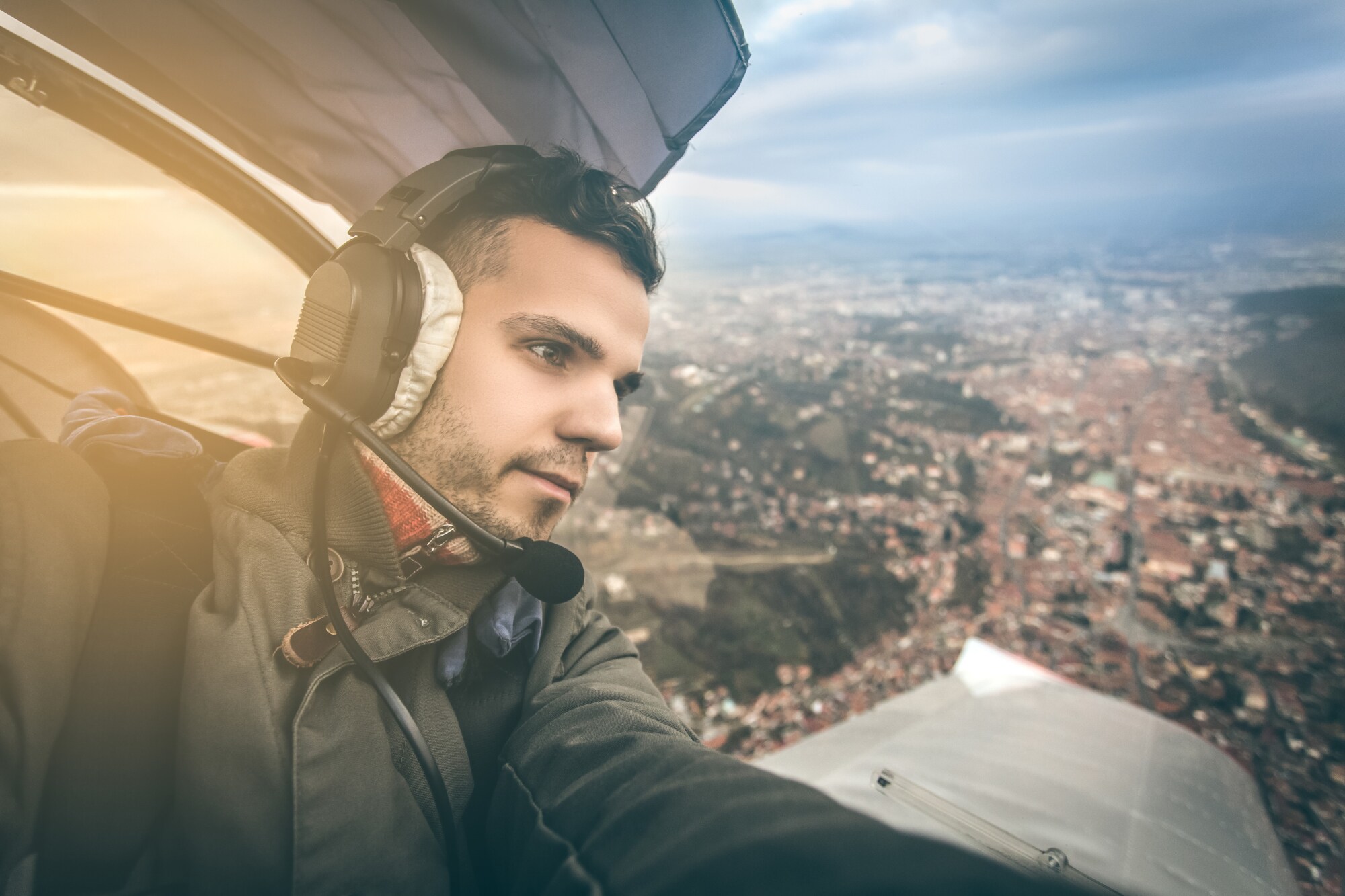 Ein junger Mann in einem Flugzeug