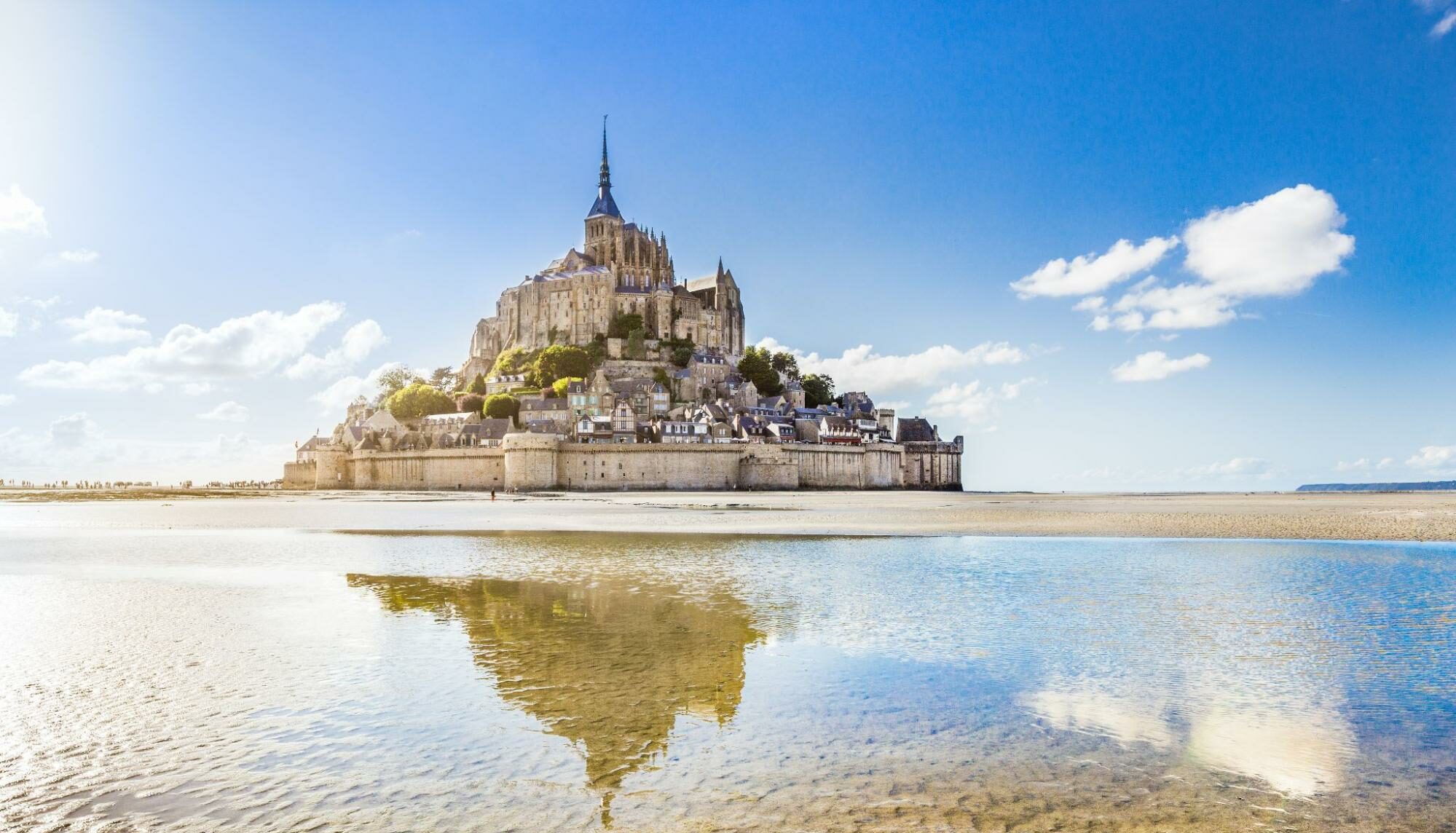 Blick auf den Mont Saint-Michel bei Ebbe