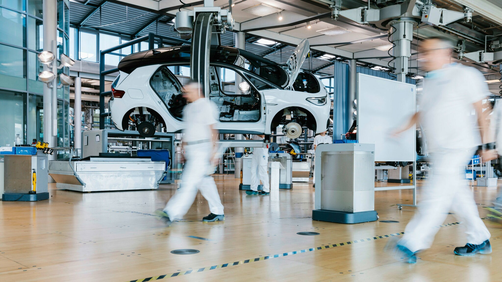 Ein Auto in einer Fertigungsstraße