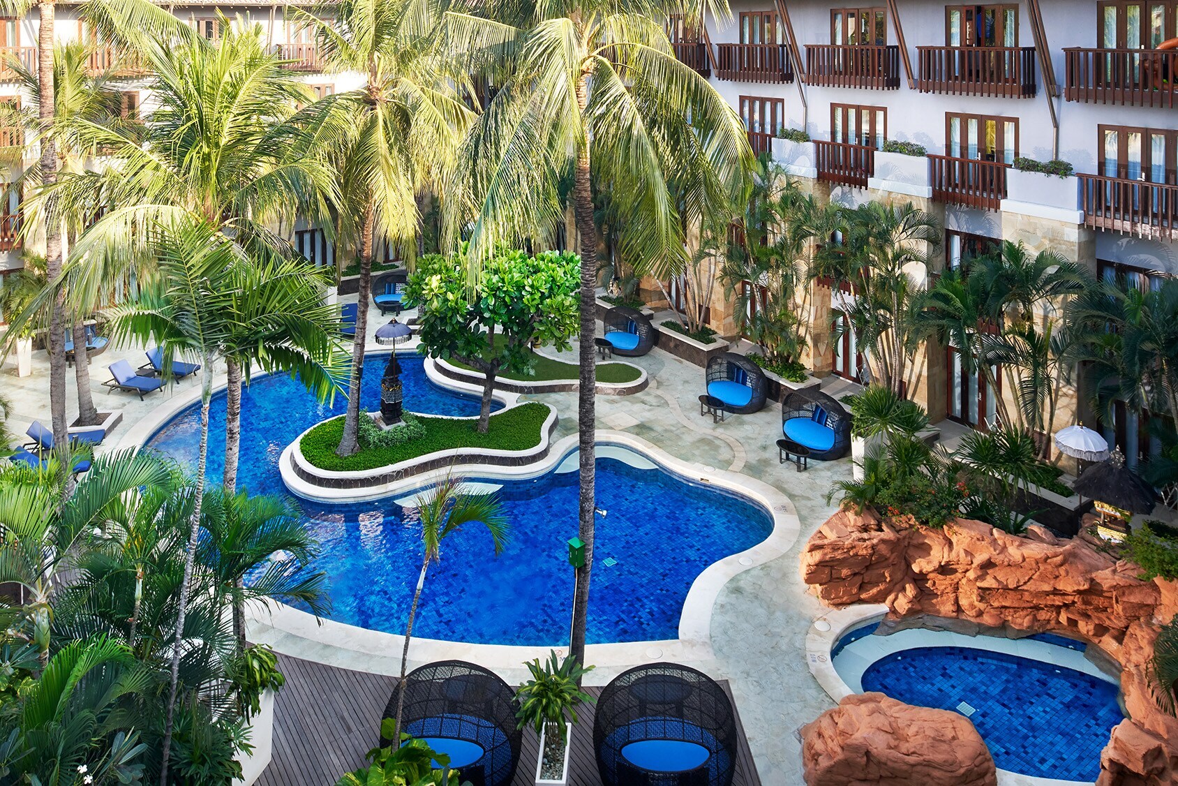 Geschwungener Pool neben einem Whirlpool des Hard Rock Hotels auf Bali.