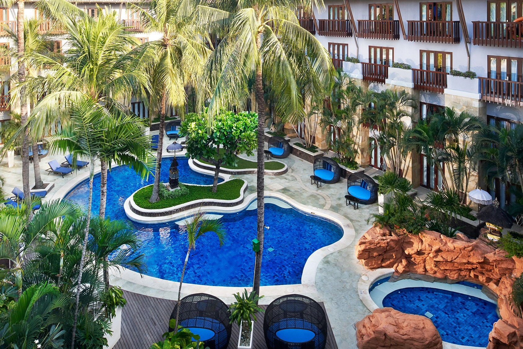 Geschwungener Pool neben einem Whirlpool des Hard Rock Hotels auf Bali. Geschwungener Pool neben einem Whirlpool des Hard Rock Hotels auf Bali.