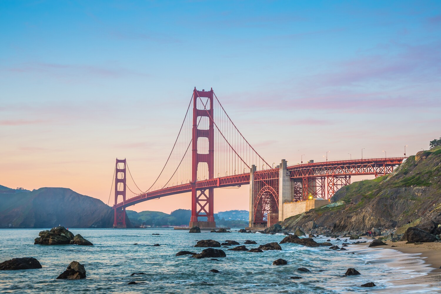 Golden Gate Bridge im Abendrot.
