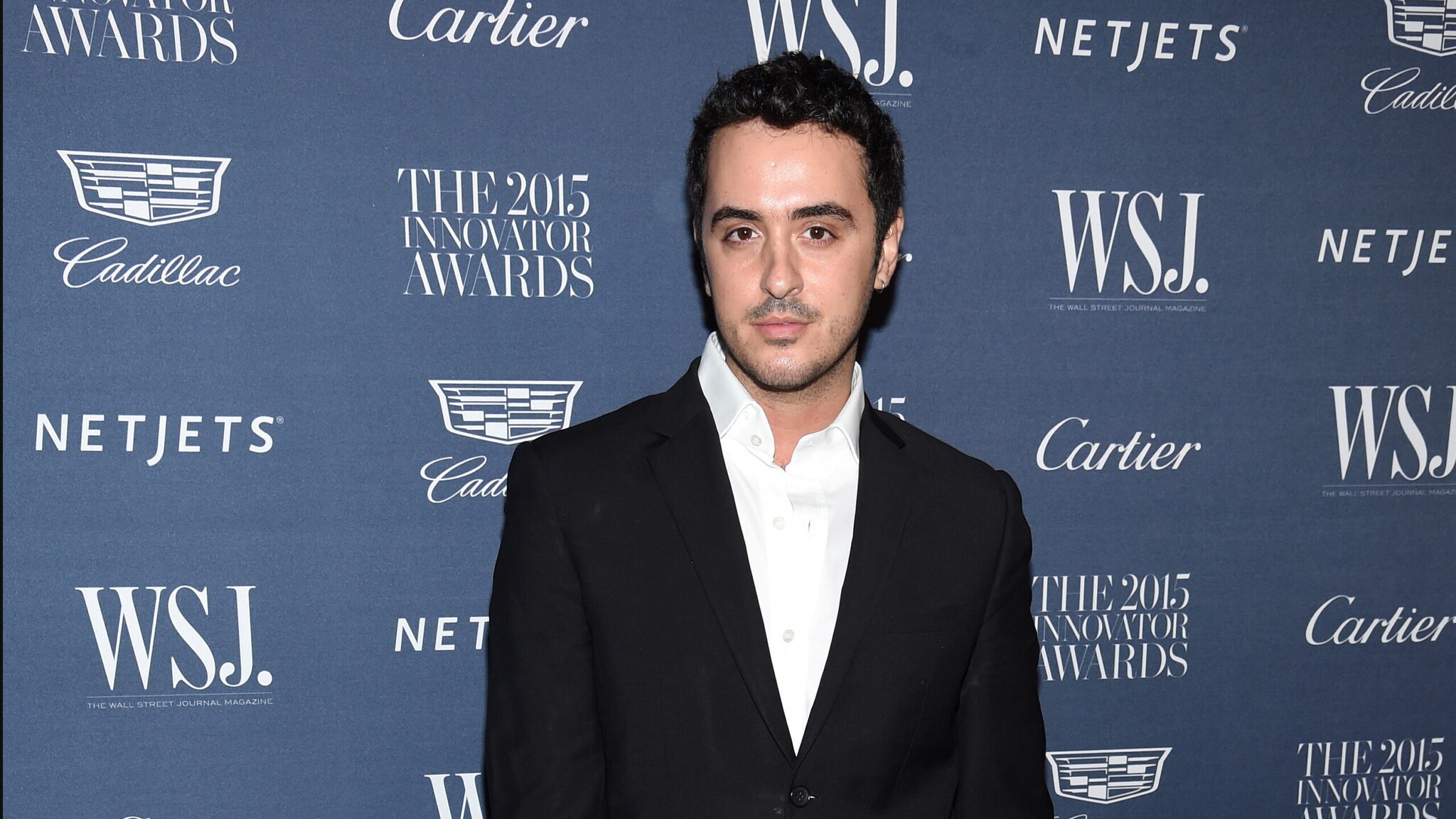 Ryan Korban vor einer Werbewand