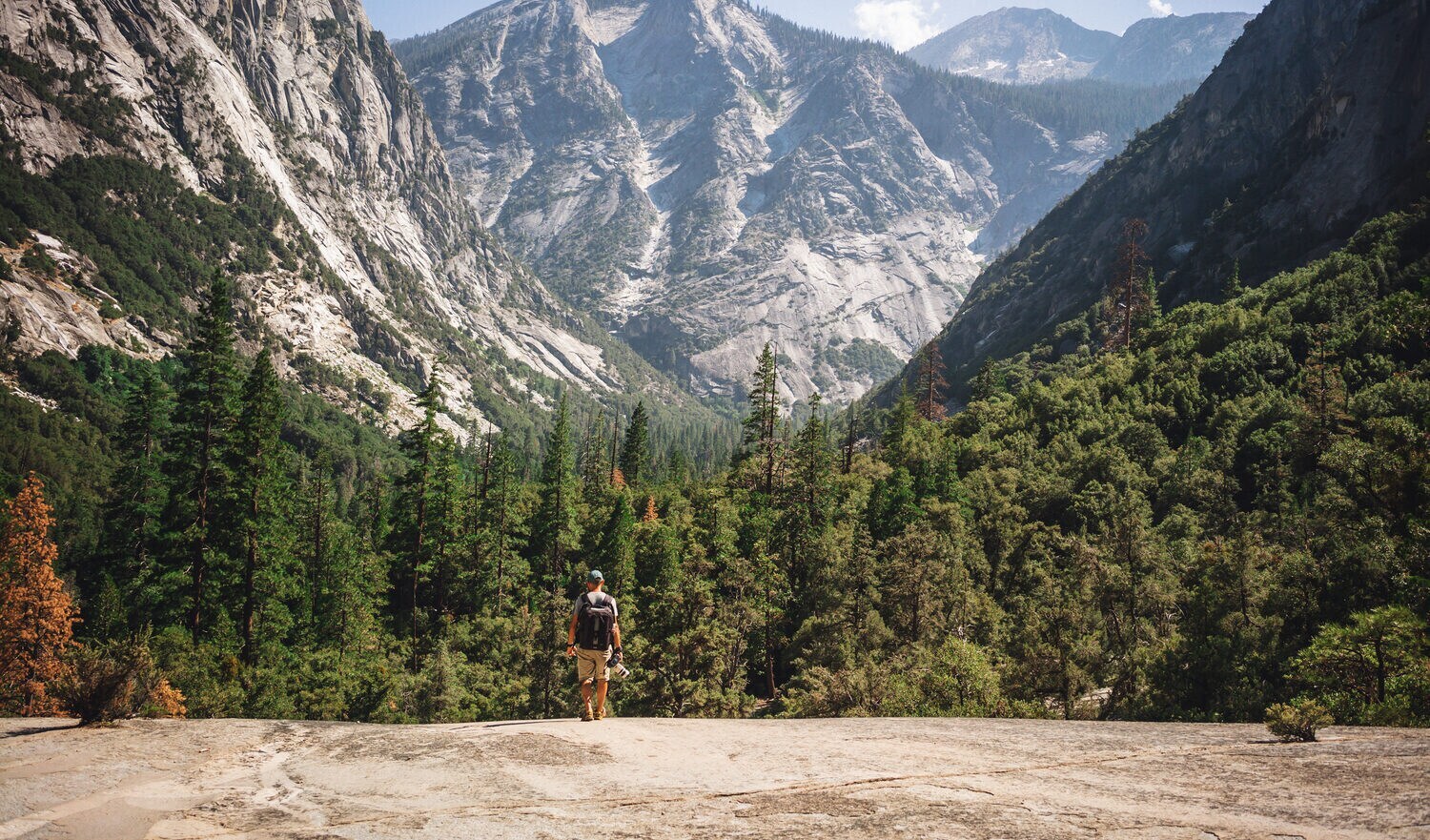Ein Mann mit Rucksack wandert im Kings Canyon National Park.