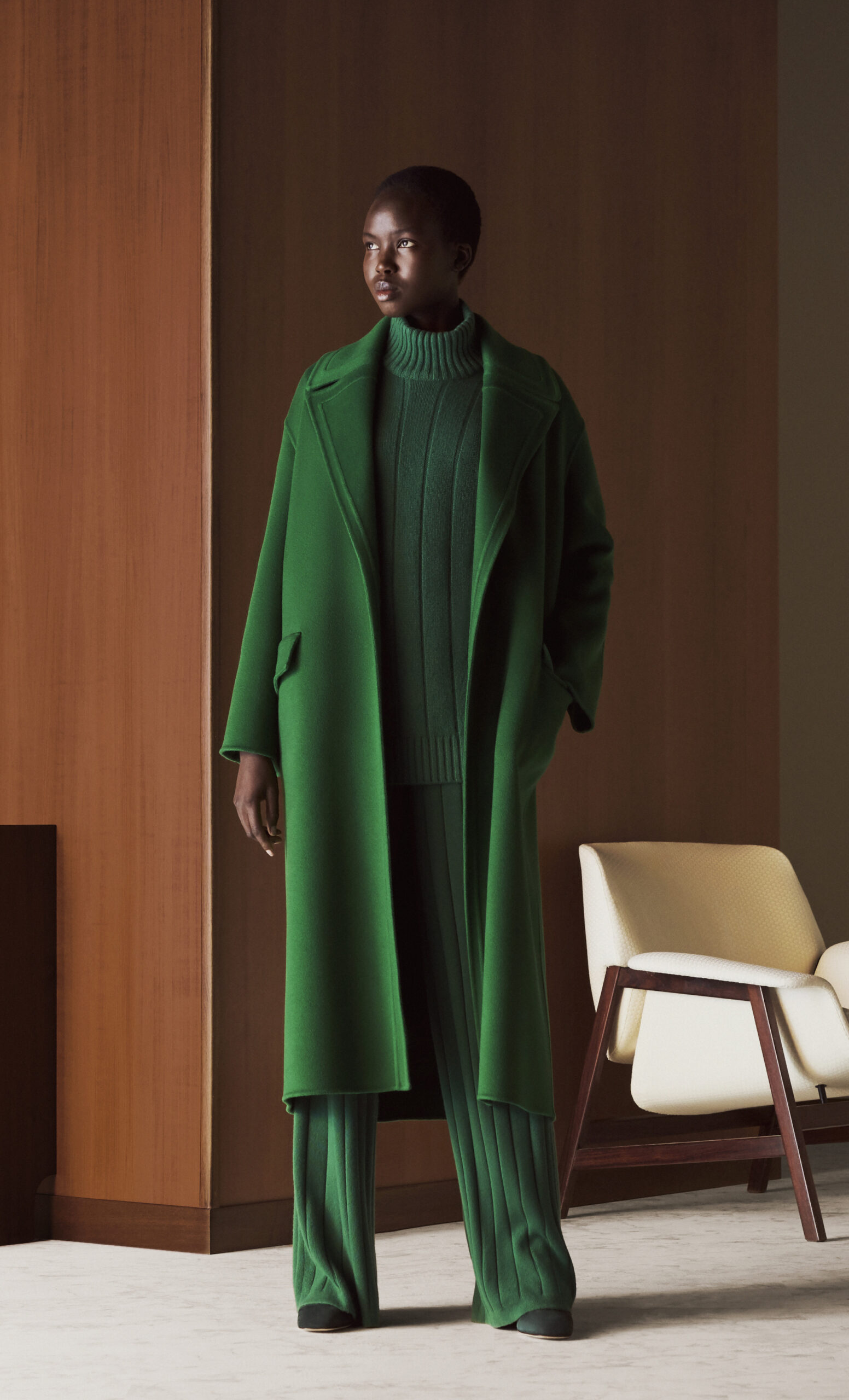 Eine Frau trägt Kleidung aus Kaschmirwolle Eine Frau trägt Kleidung aus Kaschmirwolle