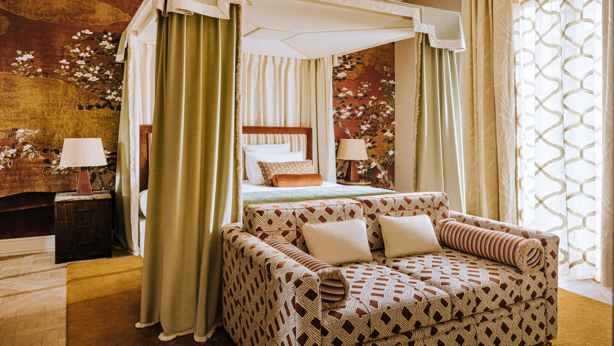 Hotelbett im Betthimmel im Hotel Saint James Paris.